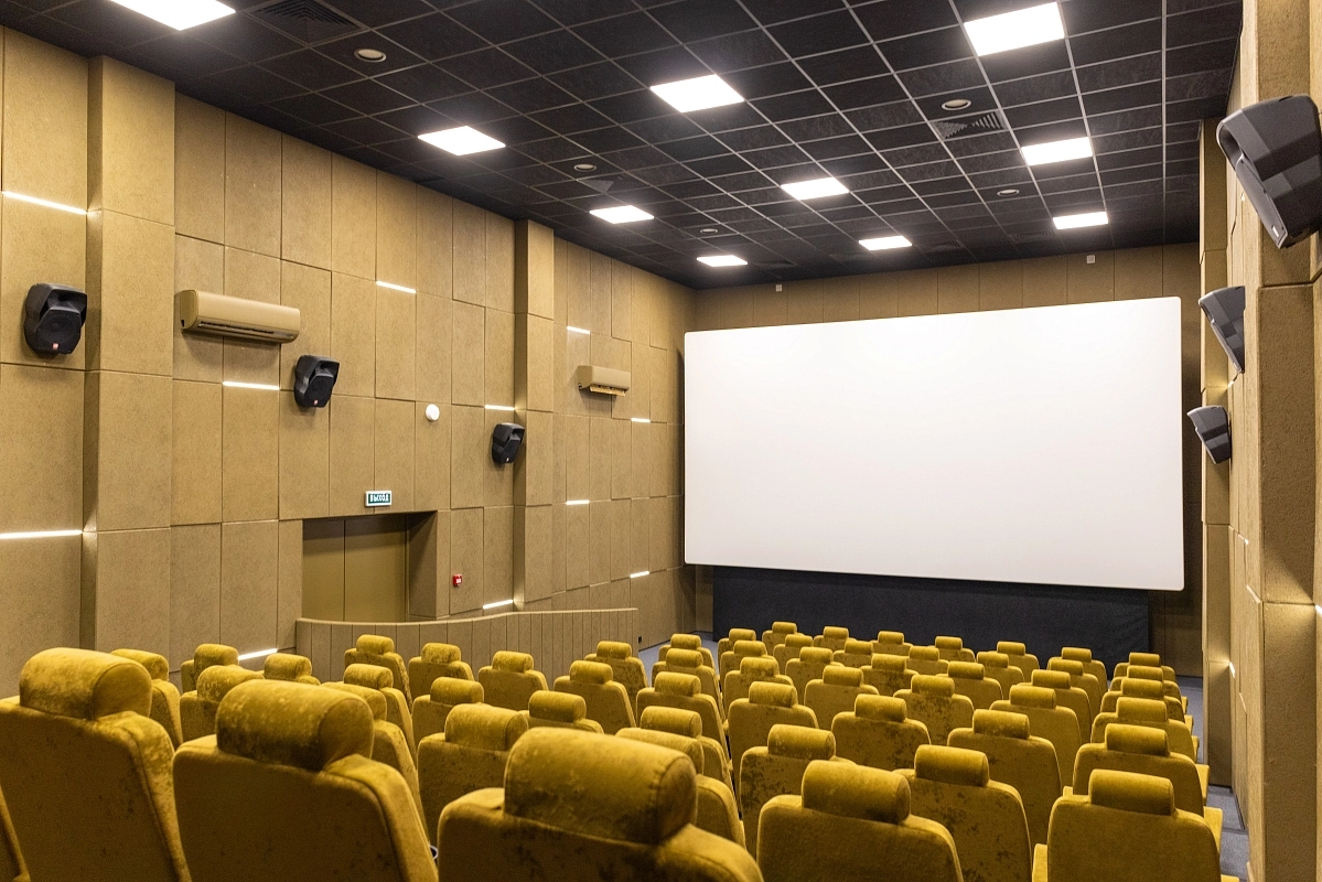 фото:Современная акустика в античном кинотеатре 