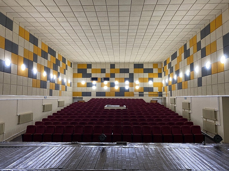 фото:Реконструкция актового зала Дома культуры на Охотском море