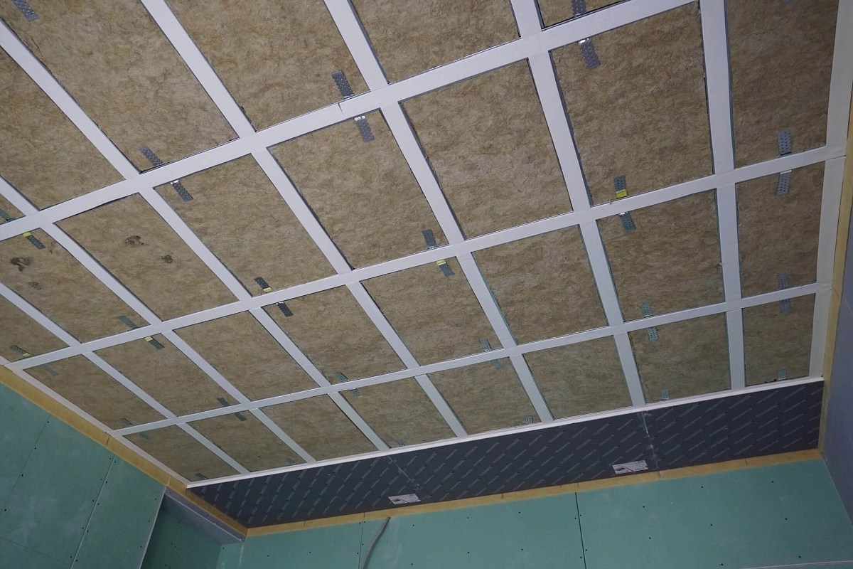 фото: Монтаж звукоизоляции потолка с использованием СтопЗвук БП